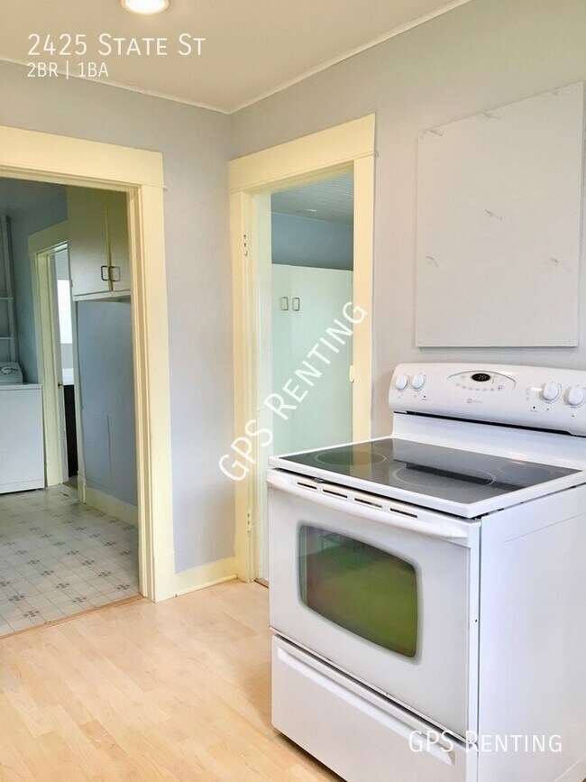 Building Photo - Classic 2 bedroom 1 bathroom bungalow!