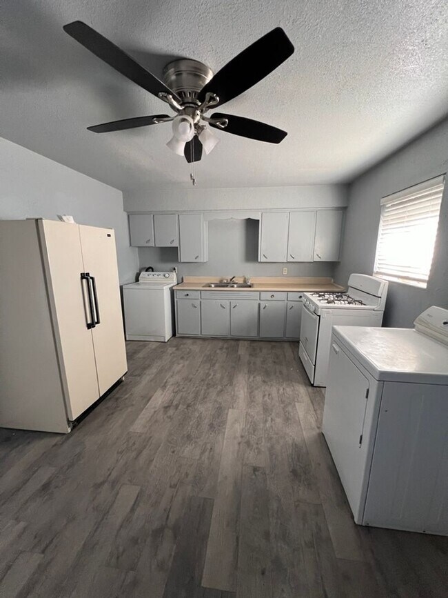 Foto del edificio - New paint and flooring throughout!