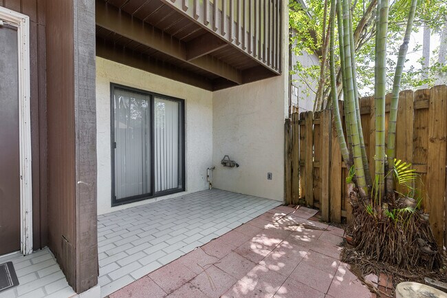 Salida por puerta corrediza de vidrio desde la planta principal del primer piso - 2636 Crown Ct