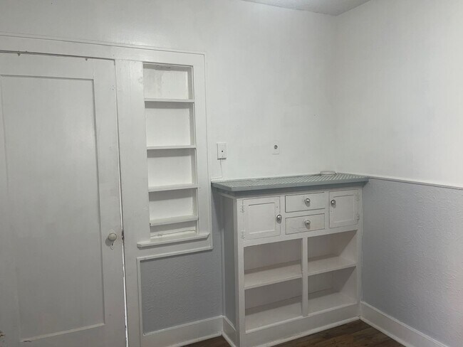 Building Photo - Cozy 1bedroom, 1 bath duplex AVAILABLE SOON!