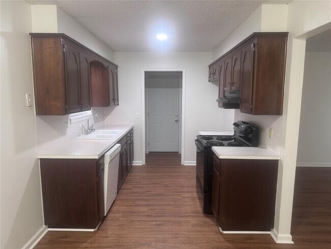 Foto del edificio - 425 Meadow Lake Dr