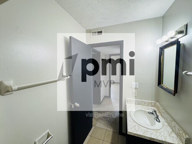 Foto del edificio - 828 Whitethorne Ave