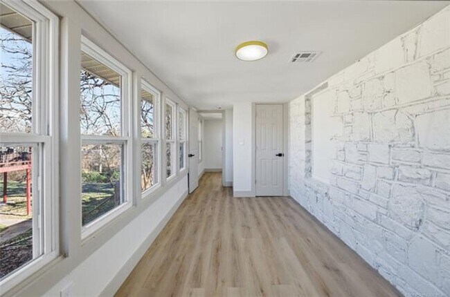 Foto del edificio - Gorgeous 3 bedroom 1 bath Duplex on street level (separate studio located below).