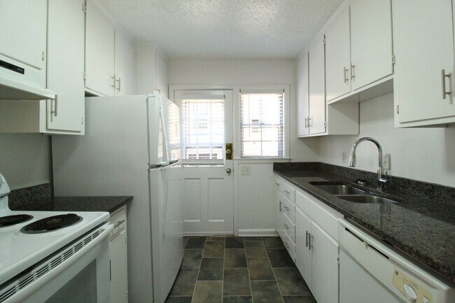Foto del edificio - March FREE On This 2 Bedroom 2 Bath Duplex In The Waldo Area
