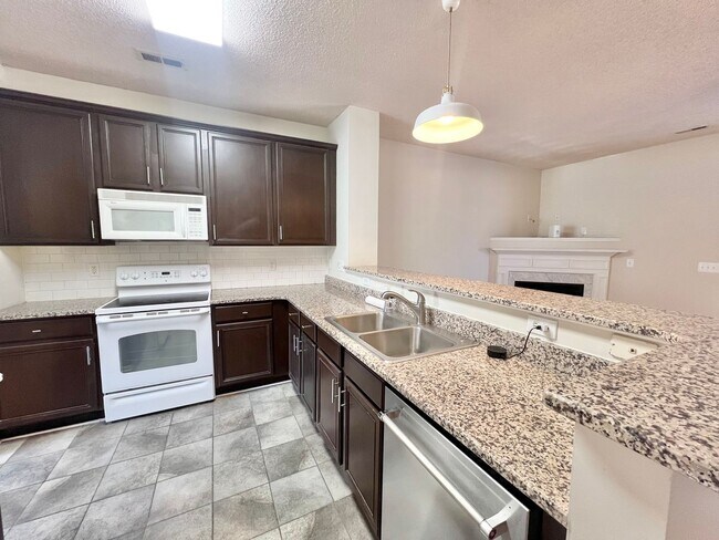 Foto del edificio - **OFFERING WAIVED APPLICATION FEES & $100 ...