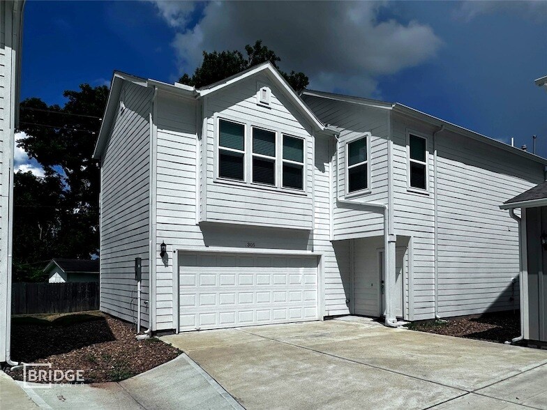 Primary Photo - 305 Huisache St