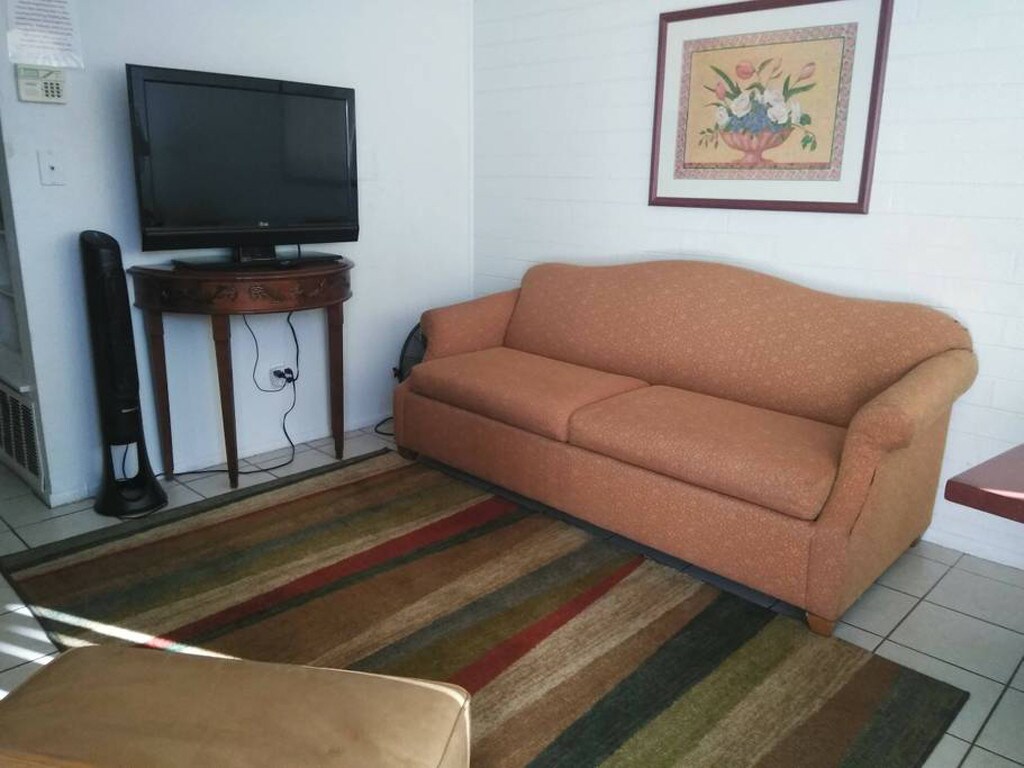 Fine quality furnishings throughout - 2150 W Missouri Ave