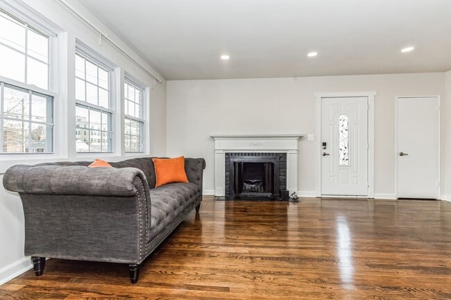 Building Photo - Meticulously well renovated 4Bd/3Bth home ...