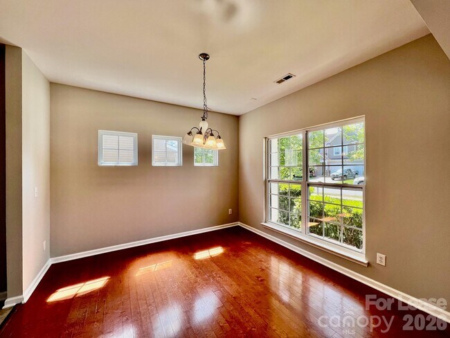 Foto del edificio - 10311 Dominion Village Dr