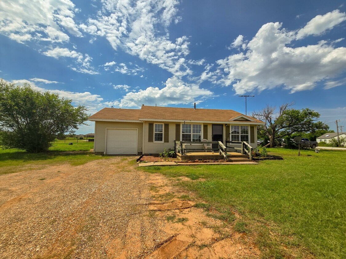 2310 E Walnut St, Tecumseh, OK 74873 House Rental in Tecumseh, OK