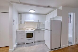 Building Photo - 25 Av des Pins O