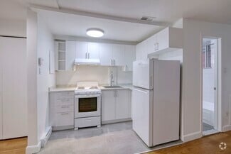 Building Photo - 25 Av des Pins O