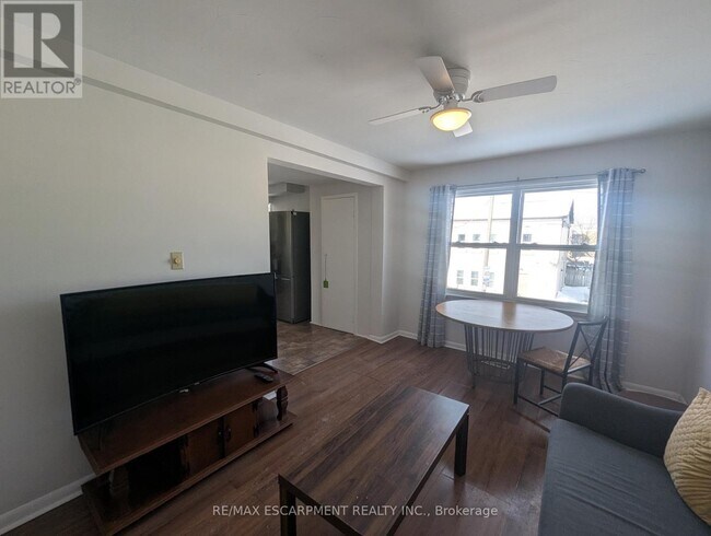 Photo du bâtiment - 63 Pelham Rd