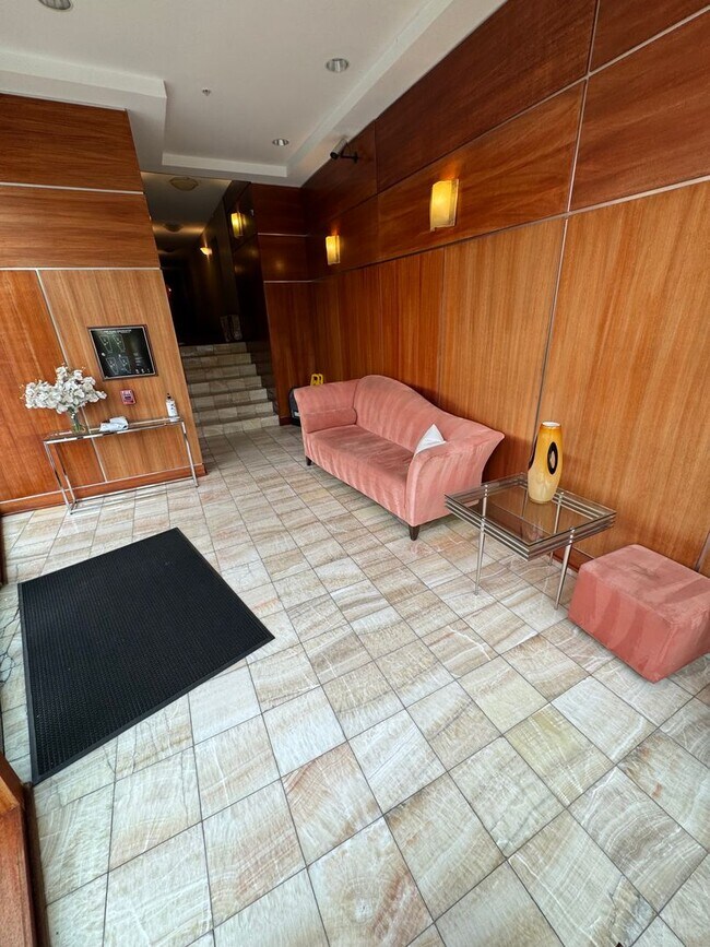 Foto del edificio - Top Floor Two Bedroom/Two Bathroom W/Sunli...