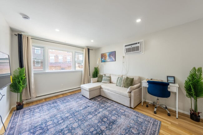 Building Photo - 33 Adams St