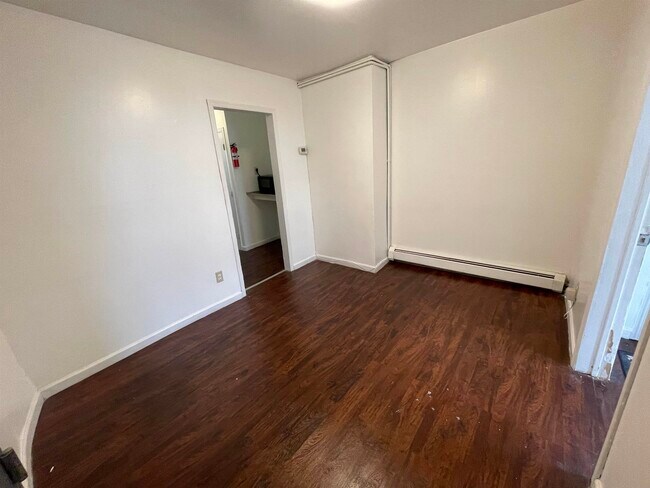 Building Photo - 435 Monmouth St