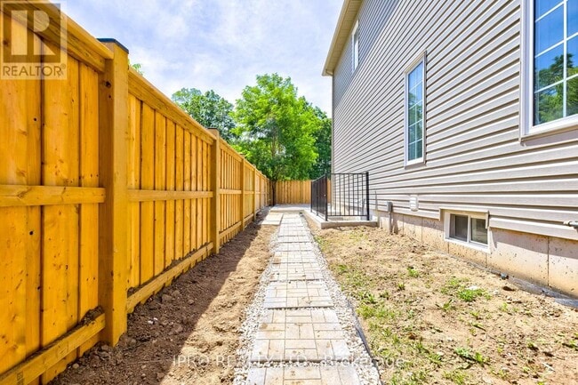 Building Photo - 24 Plumridge Cres