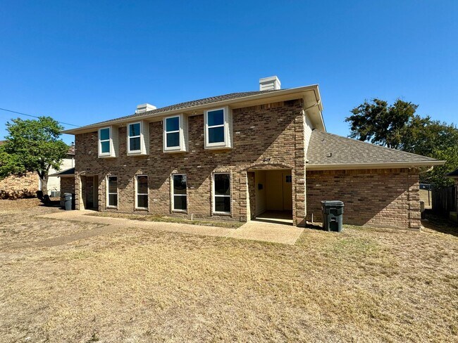 Building Photo - Townhome