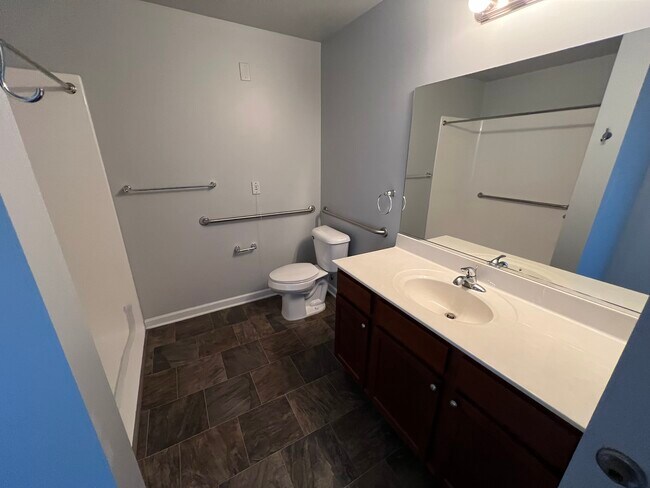 Baño - Meyer Pointe Senior Apartments