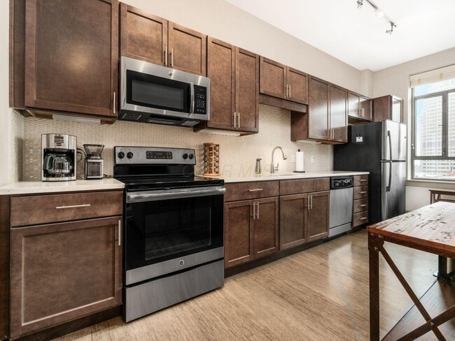 Building Photo - 51 N High St