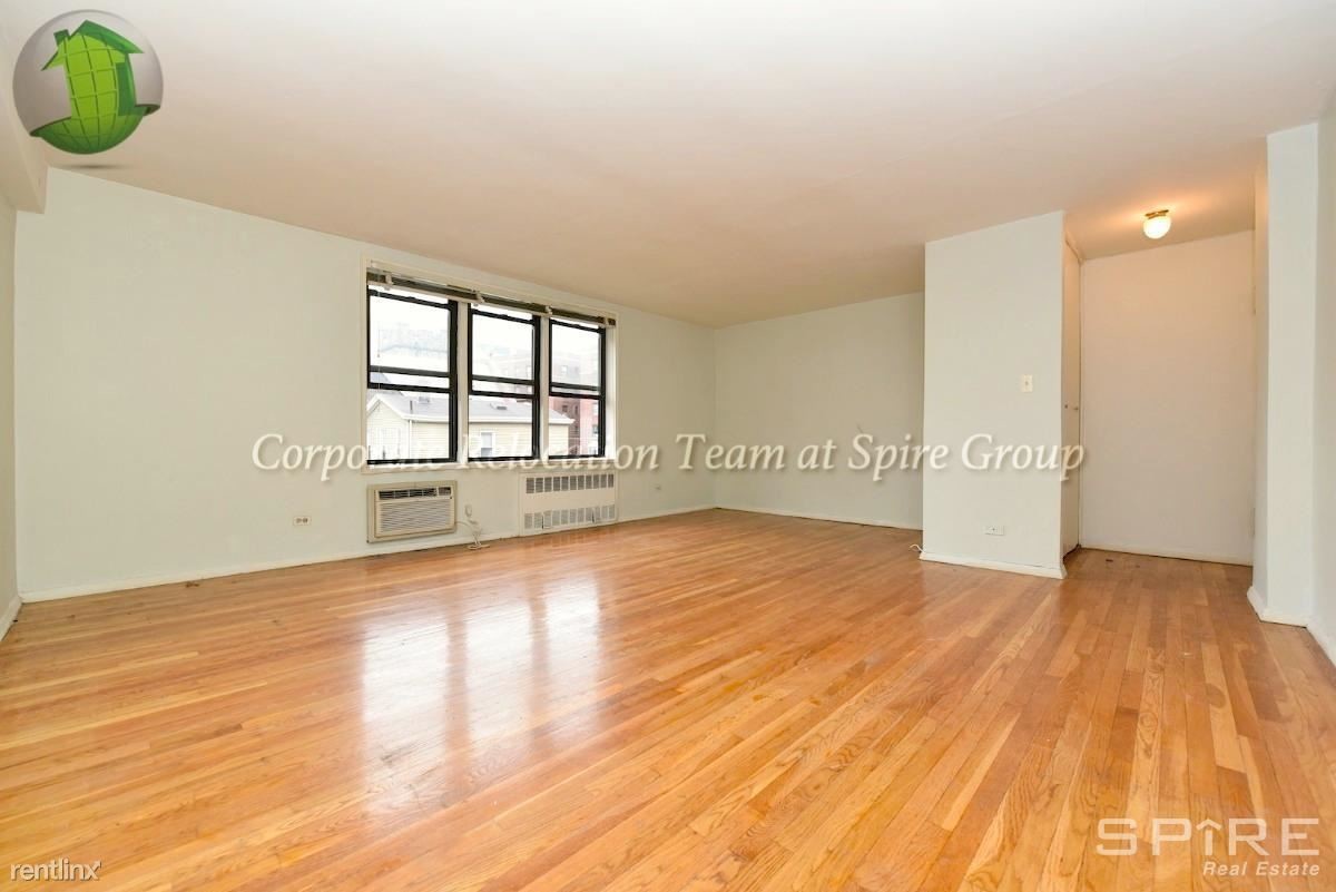 Foto principal - 3060 Crescent St