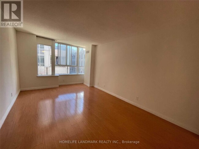 Photo du bâtiment - 717-717 Bay St.