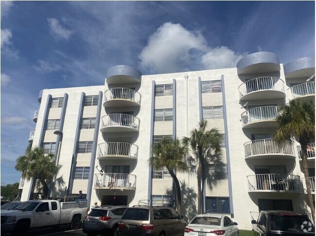 Building Photo - Elizabeth Gardens at Lauderhill