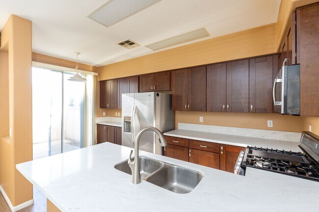 Building Photo - 3 Bedroom 2.5 Bath 2 Story Townhome in Tri...