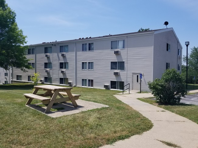 Building Photo - River Hills Apartments #2