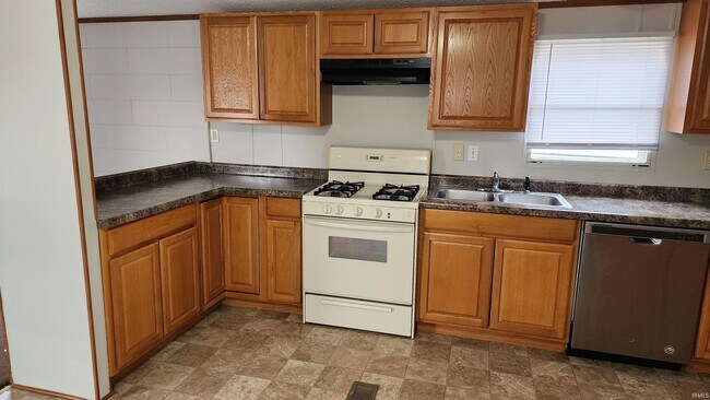 Building Photo - 911 N Oolitic Dr