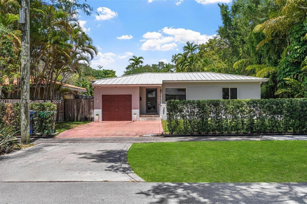 Foto principal - 2431 Overbrook St