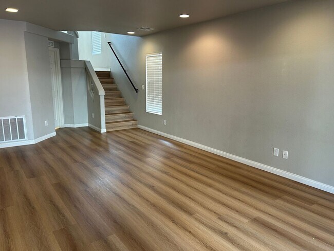 Foto del edificio - 3 Story Home Nestled in the Heart of Coronado Ranch