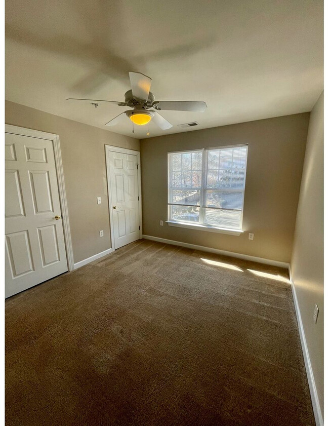 Building Photo - Room in Condo on Morreene Rd