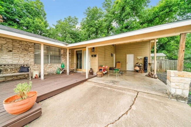 Building Photo - 1104 Kinney Ave