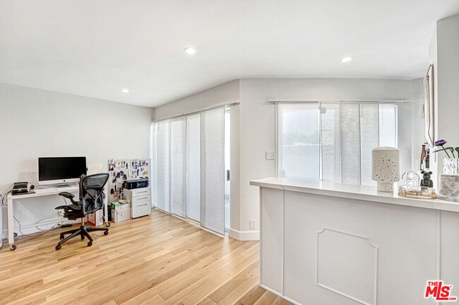 Building Photo - 339 N Oakhurst Dr