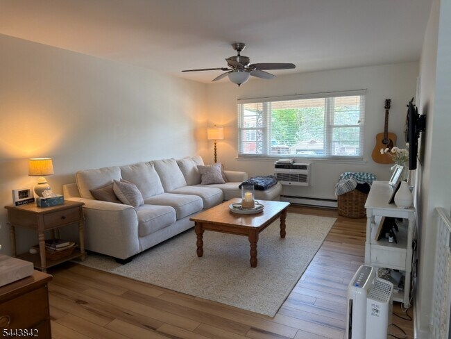 Foto del edificio - 422 Ringwood Ave