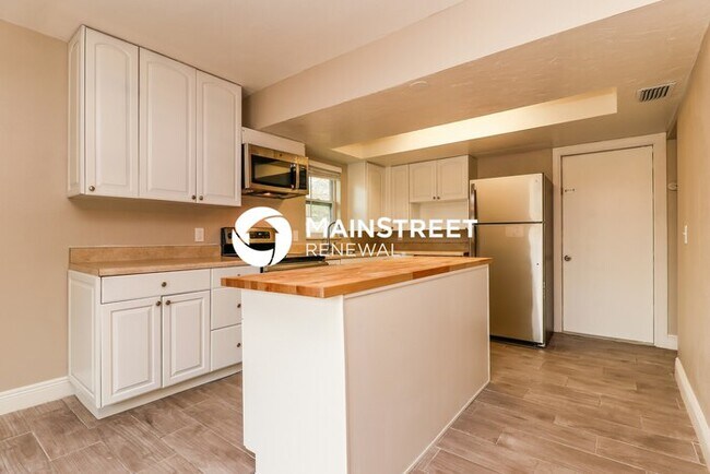 Foto del edificio - 3 Bedroom Pet-Friendly Home in LUTZ, FL with Main Street Renewal