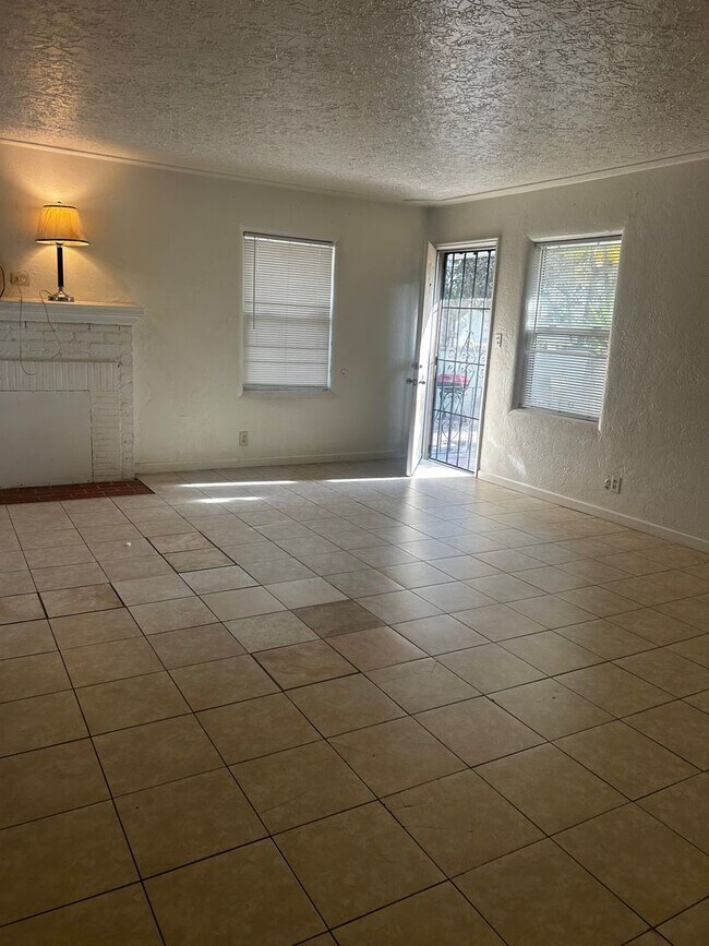 Foto del edificio - 3361 E McKinley Ave