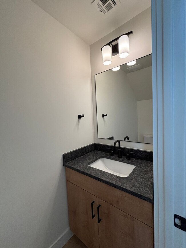 Foto del edificio - HURRICANE TOWNHOME FOR RENT!