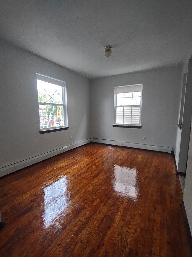 Office or dinigroom - 370 Warwick St