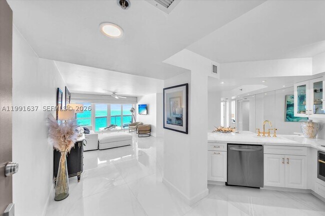 Foto del edificio - 6767 Collins Ave