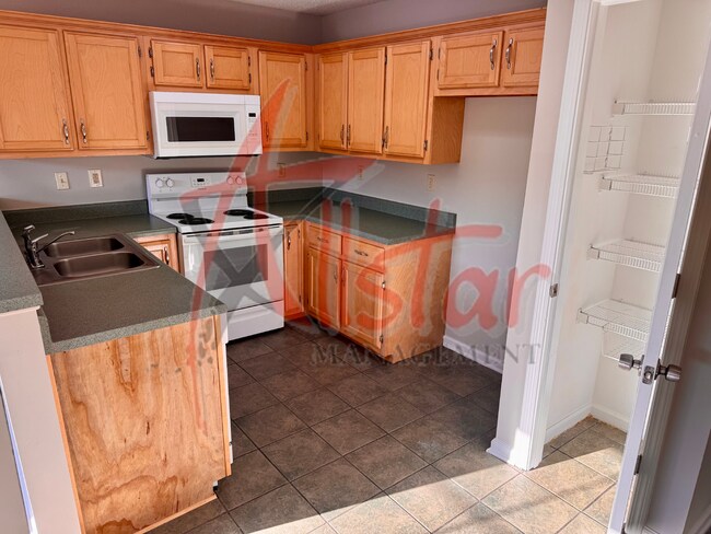 Foto del edificio - 8170 Clubview Dr