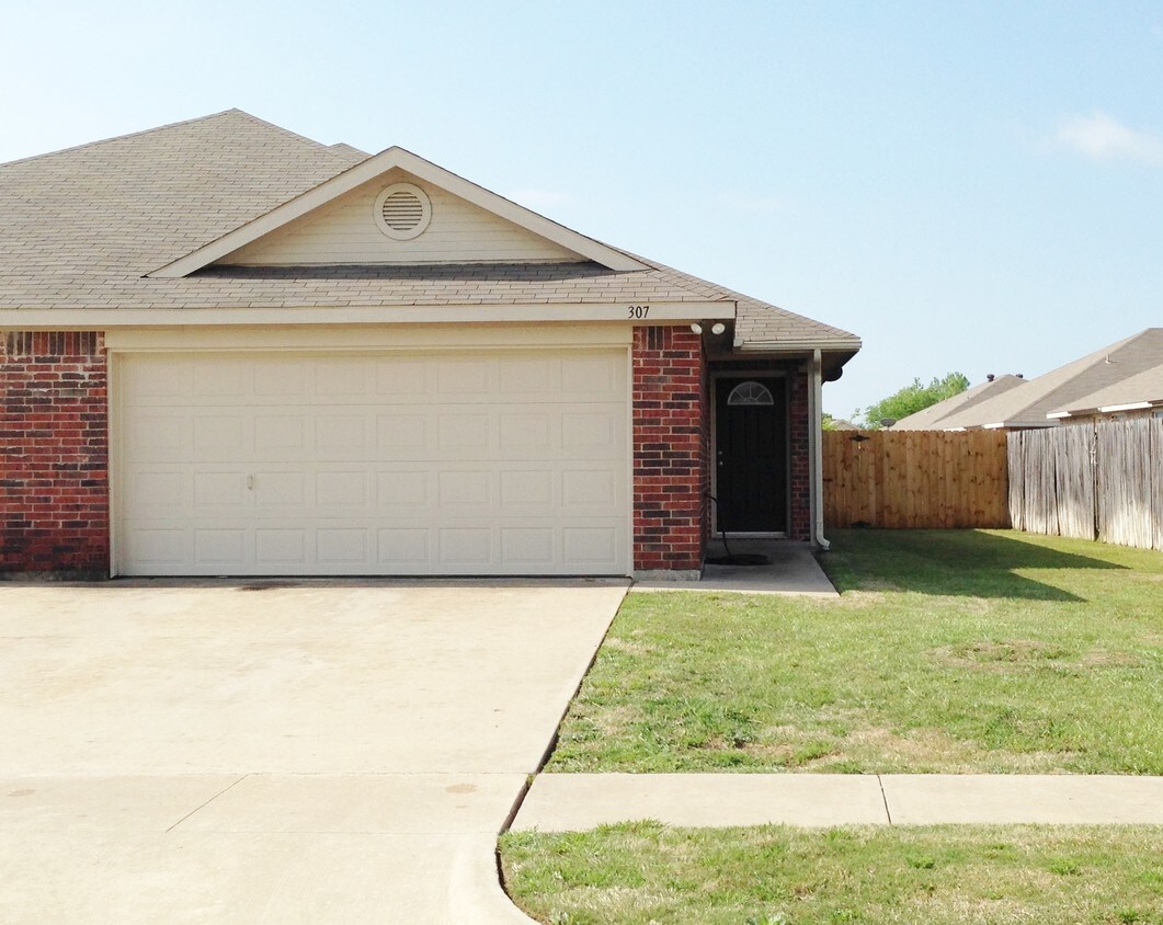 Primary Photo - 307 Deborah Ln