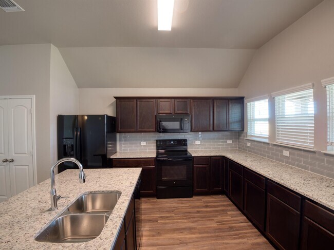 Foto del edificio - 8223 Bluefield Dr