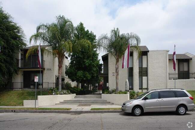Foto del edificio - International Village Apartments