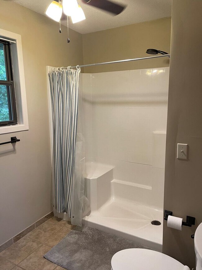 Foto del edificio - FOR RENT - 2BED/1BATH near WCU