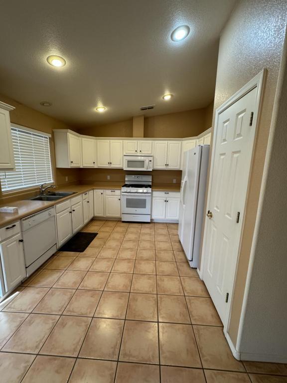 Building Photo - 5005 Camelback Pl