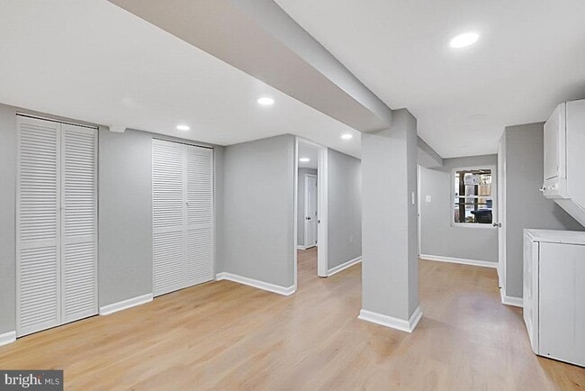 Foto del edificio - 727 Otis Pl NW