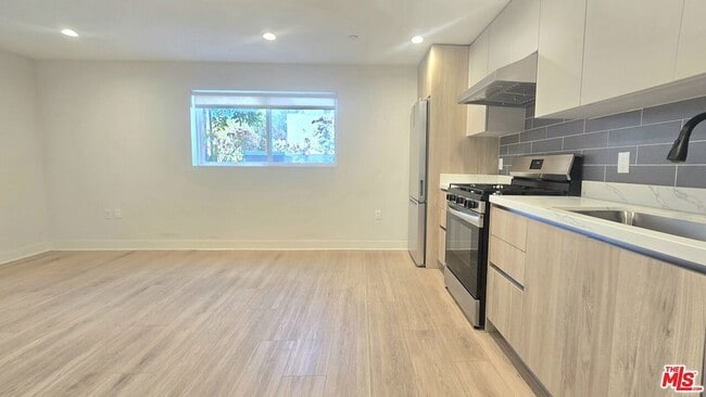 Photo - 1530 S Hayworth Ave Apartment