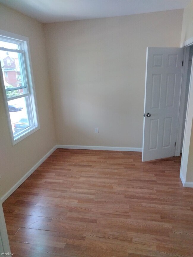Building Photo - 3 br, 1 bath Townhome - 183 4th St 2nd Floor